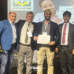 Presidente do Conselho de Contribuintes é premiado no Congresso Nacional FENAFIM 2025