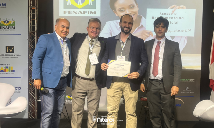 Presidente do Conselho de Contribuintes é premiado no Congresso Nacional FENAFIM 2025